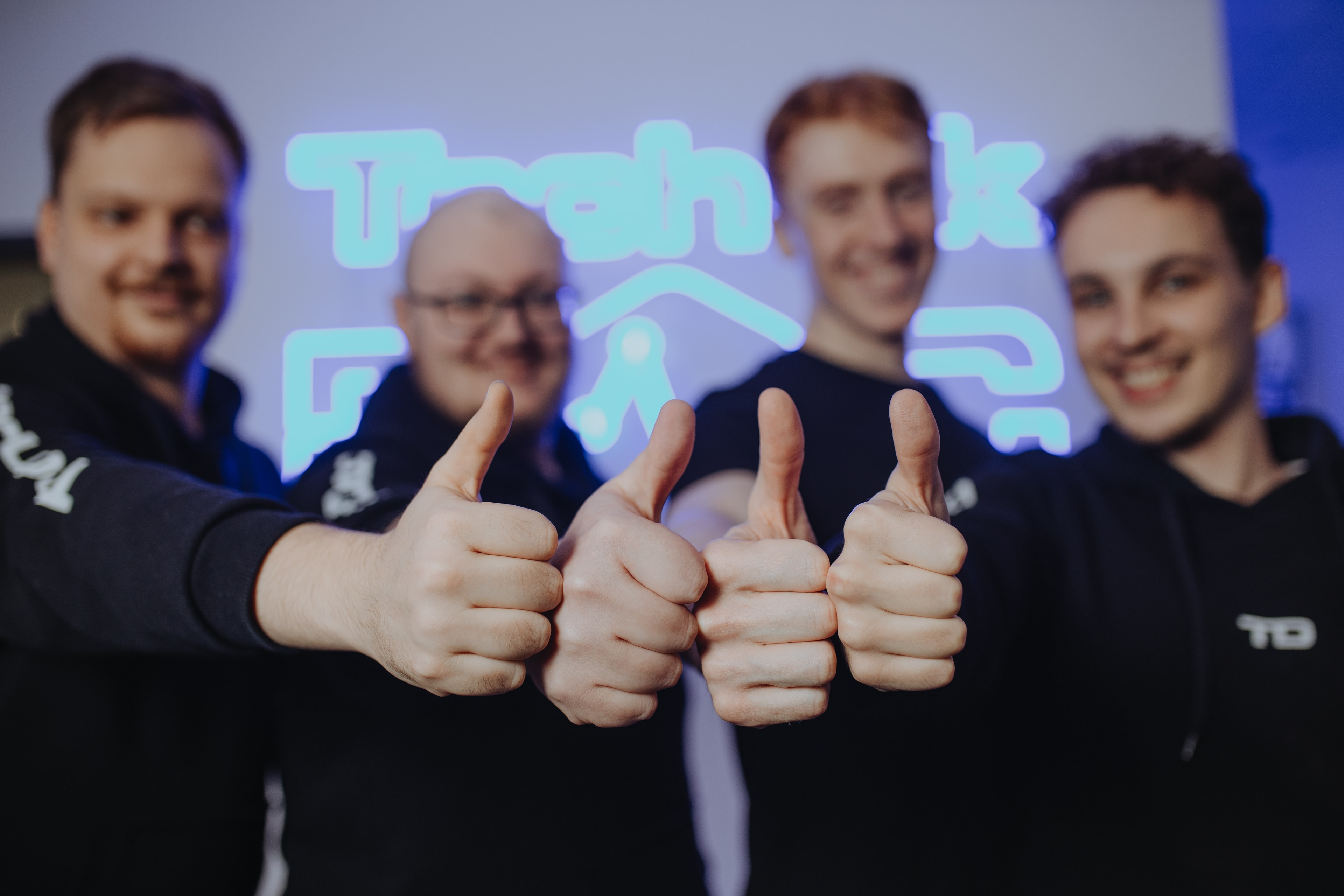 Vier TechnikDoc-Teammitglieder zeigen lächelnd den Daumen nach oben